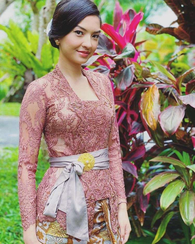 10 Inspirasi Kebaya Untuk Pergi Ke Pura Ala Artis, Elegan