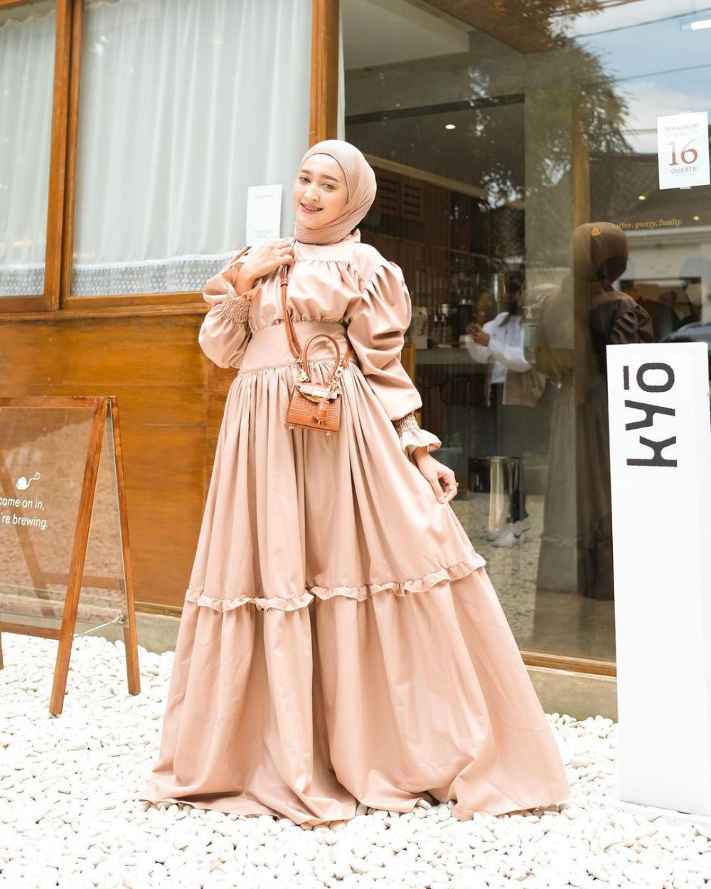 9 Style Kondangan dengan Dress ala Seviqe Febinita untuk Hijabers