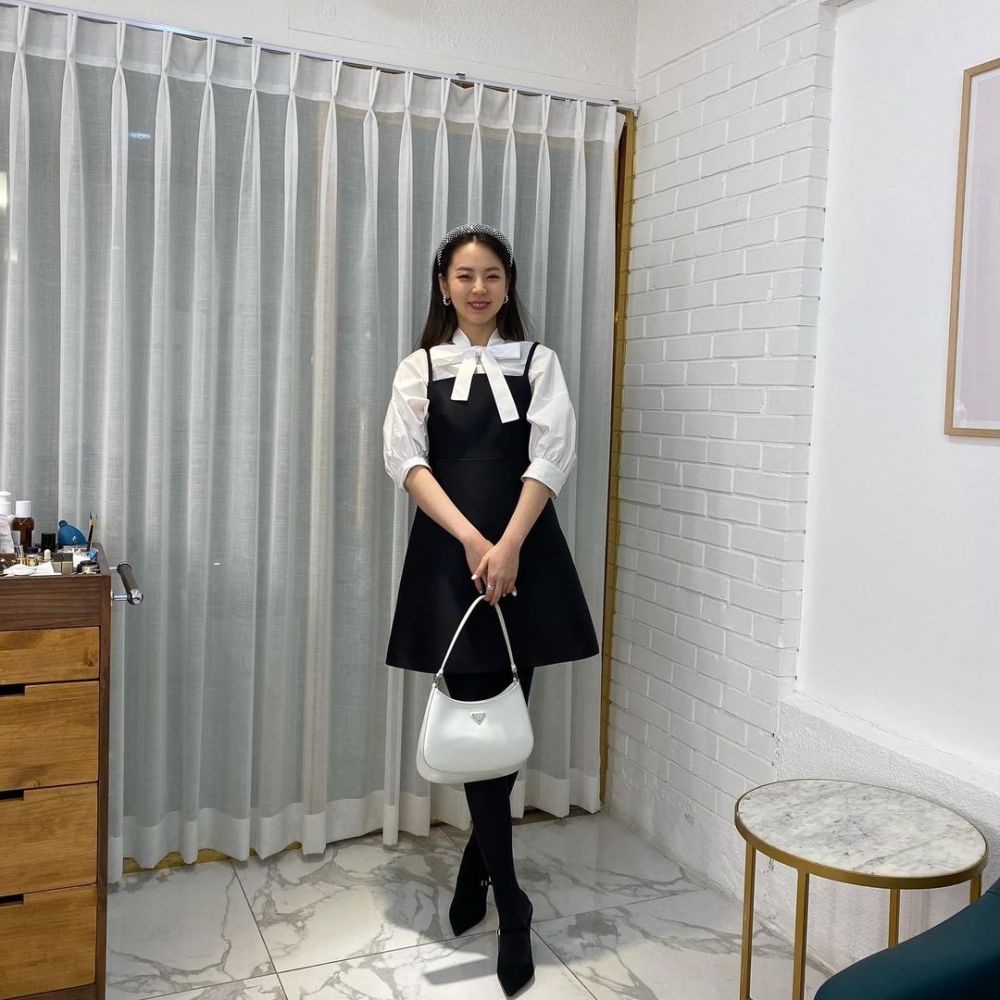 9 Inspirasi Outfit ke Kantor ala Ahn So Hee, Feminin hingga Elegan