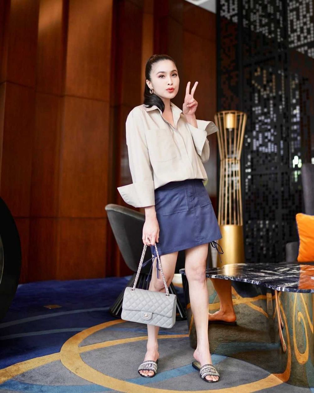 9 Outfit Pastel Ala Sandra Dewi, Inspirasi Tampil Soft