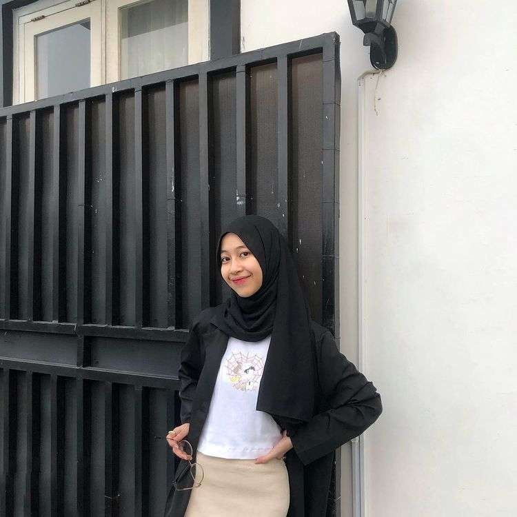 Padu Padan Outfit Hitam Ala Adiba Khanza