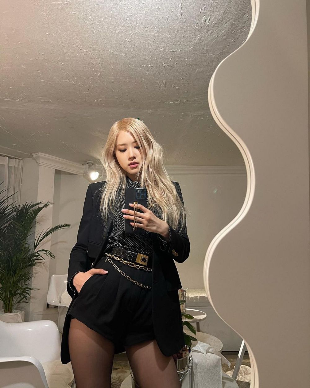 10 Ide Pose Mirror Selfie Kece ala Rose Blackpink, Gampang Ditiru!