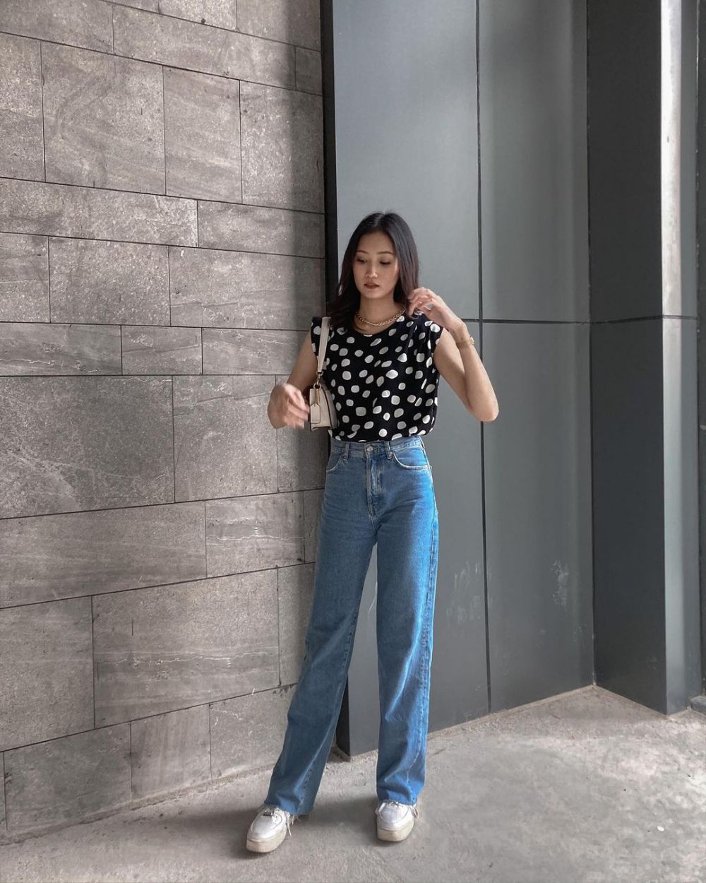 10 Ide Padu Padan Celana Jeans buat Hangout ala Fey Zee INTM 