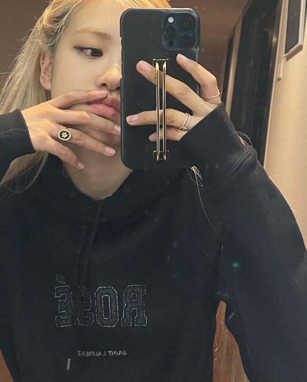 10 Ide Pose Mirror Selfie Kece ala Rose Blackpink, Gampang Ditiru!