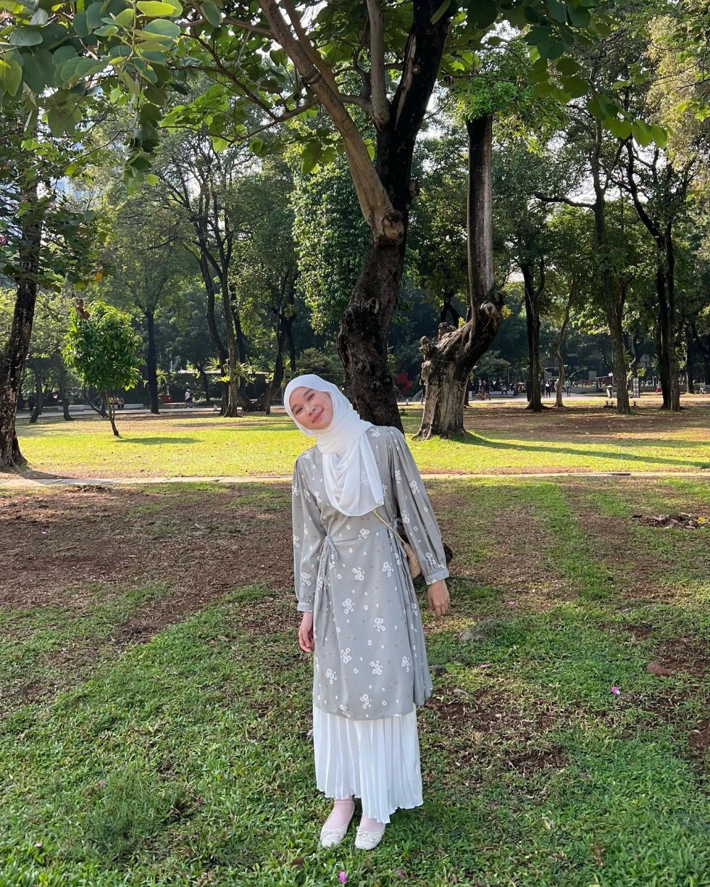 9 Ide OOTD Hijab Feminim ala Astri Ratnasari, Anggun!