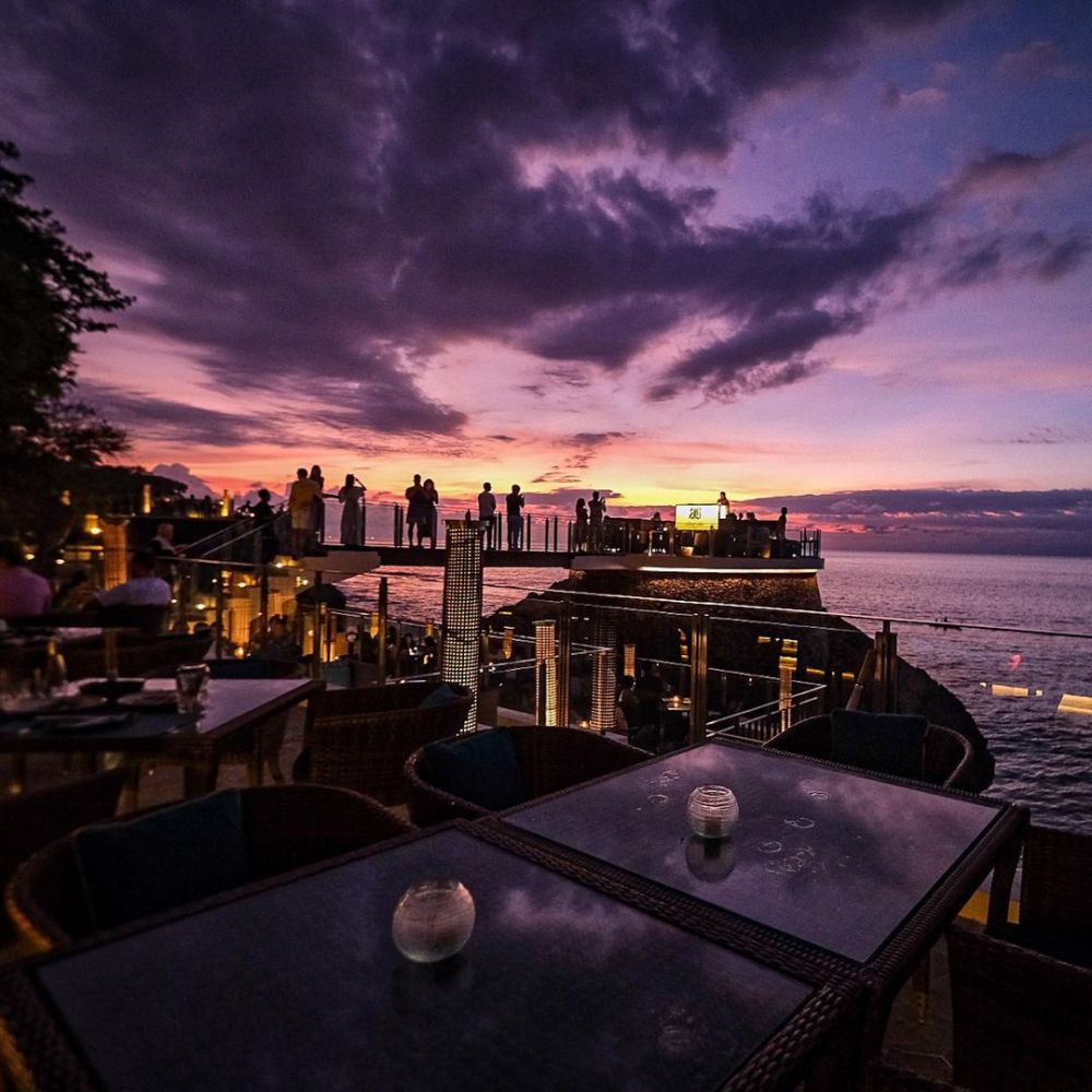 9 Potret Rock Bar Bali, Tempat Makan Outdoor di Pinggir Laut