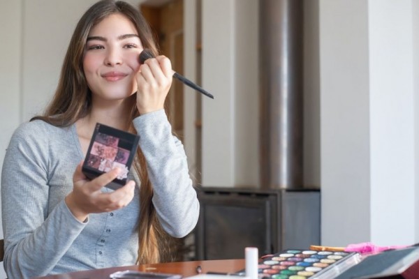 9 Langkah Makeup Natural untuk Remaja, Mudah Banget Diikuti