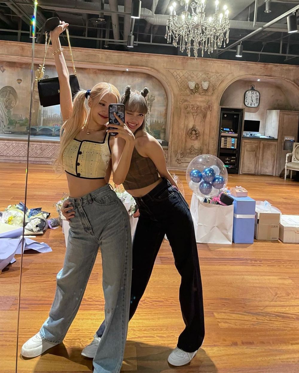 10 Ide Pose Mirror Selfie Kece ala Rose Blackpink, Gampang Ditiru!