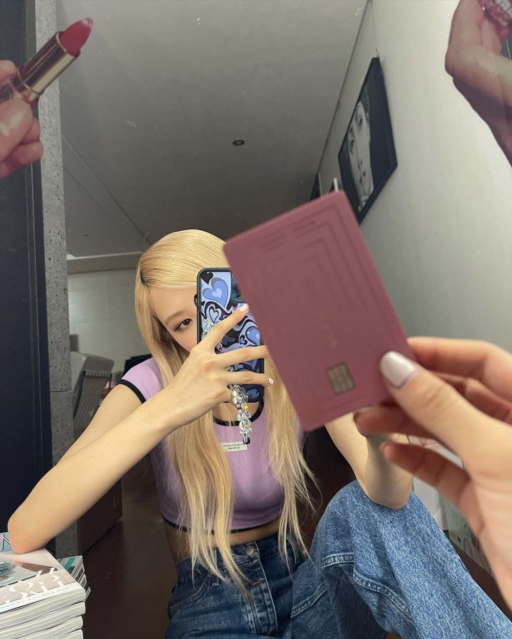 10 Ide Pose Mirror Selfie Kece ala Rose Blackpink, Gampang Ditiru!