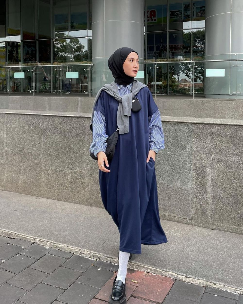 9 Mix and Match Outfit Hijab Warna Biru ala Inas Rana, Anti Gagal!
