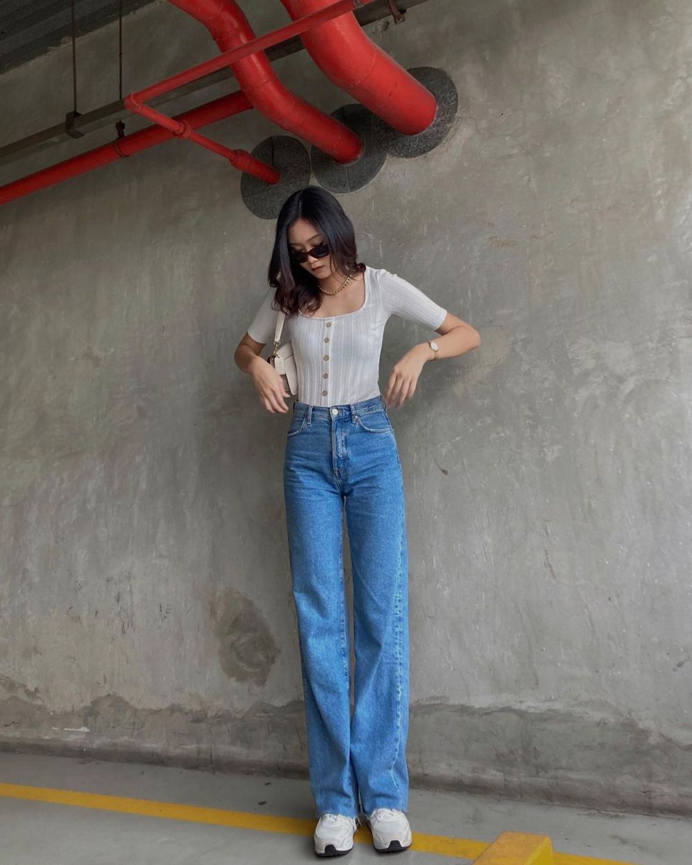 10 Ide Padu Padan Celana Jeans buat Hangout ala Fey Zee INTM 