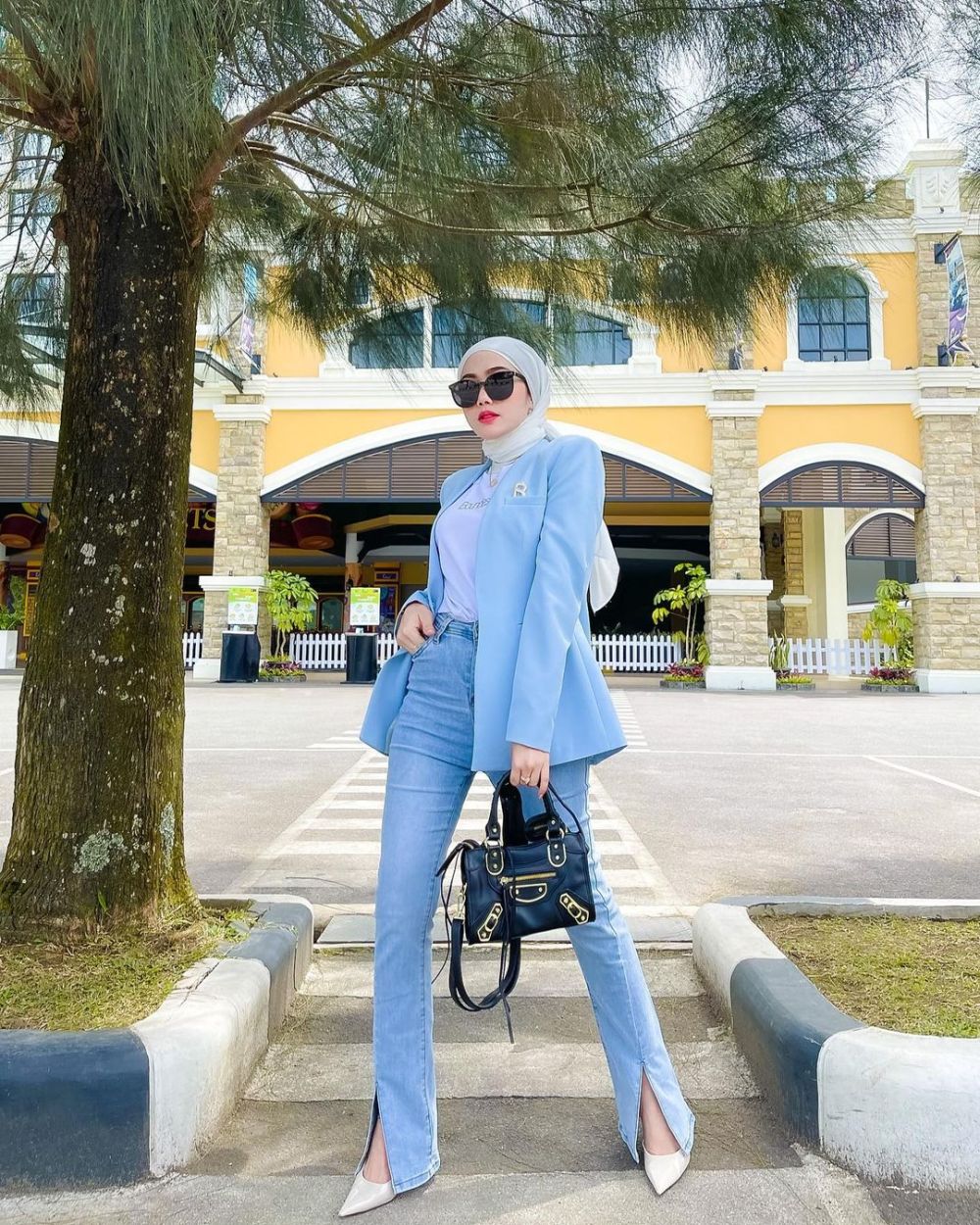 10 Inspirasi Outfit Hijab Nuansa Biru ala Yolla Anggita, Tampil Chic