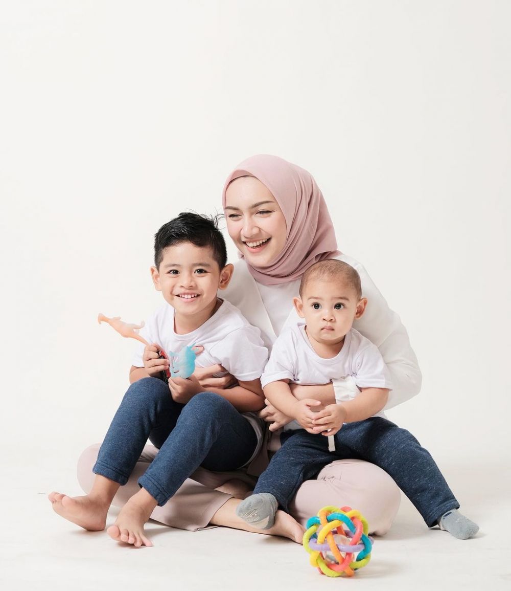 9 Potret Seleb Berhijab Berstatus Single Mom, Bahagia Bersama Anak!