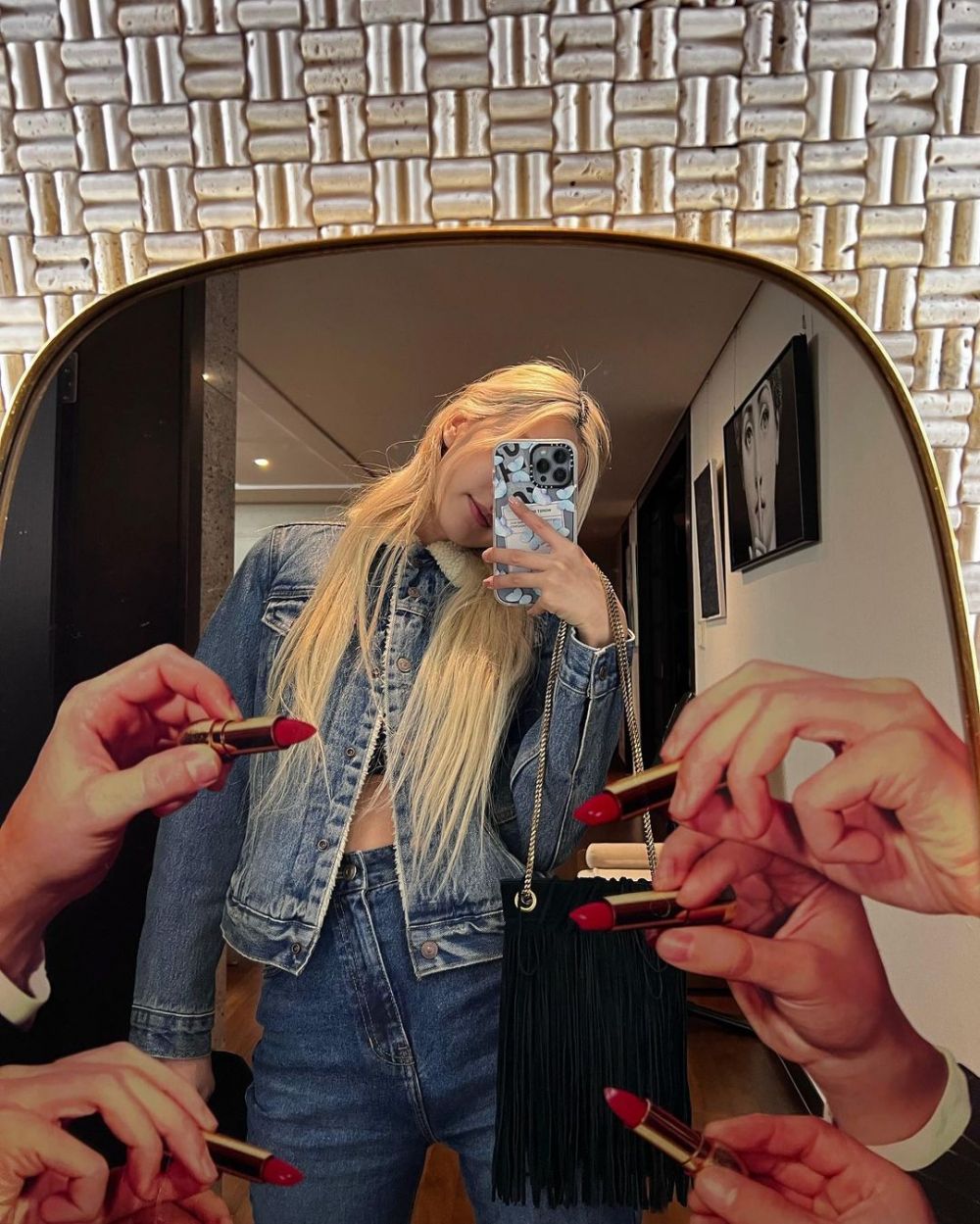 10 Ide Pose Mirror Selfie Kece ala Rose Blackpink, Gampang Ditiru!