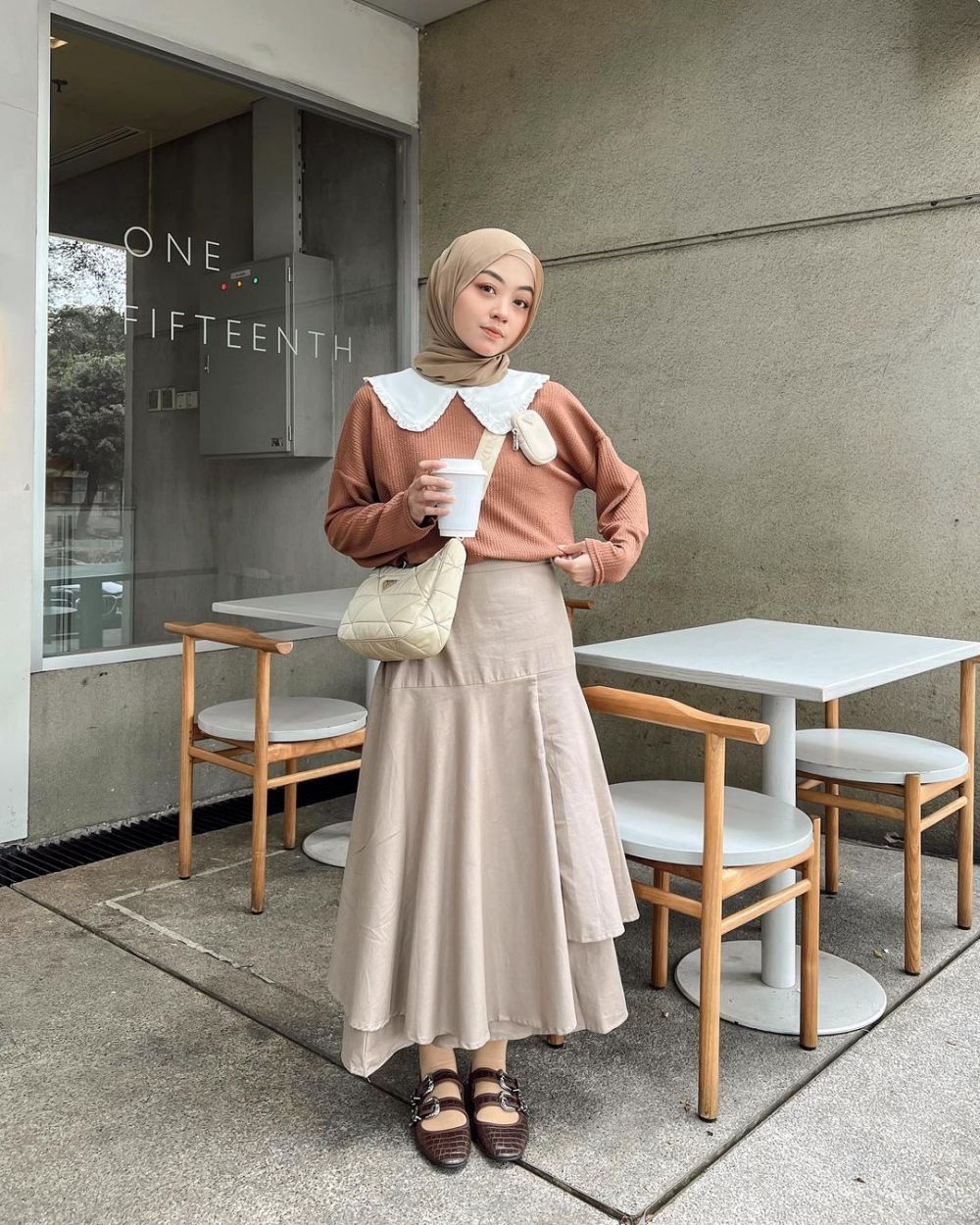 9 Padu Padan Outfit Nuansa Cokelat ala Meirani Amalia, Catchy!