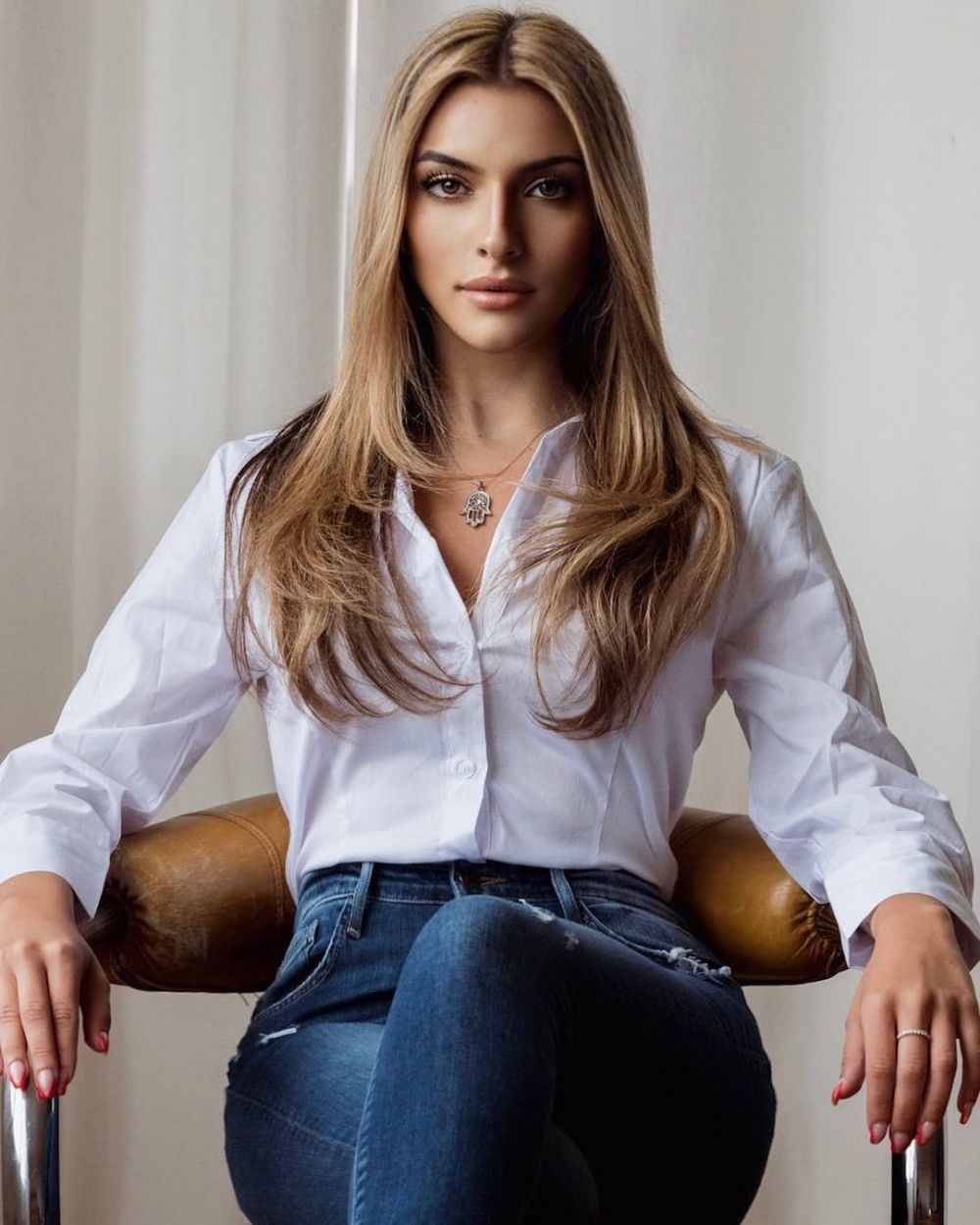10 Potret Emily Austin Juri Termuda Di Miss Universe 2022