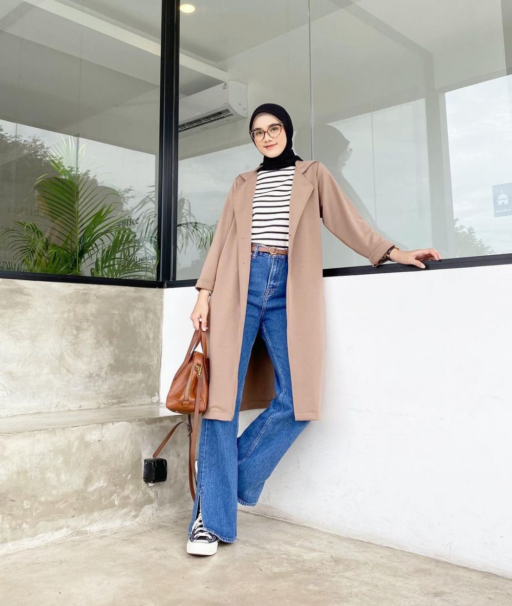 9 Outfit Casual Hijab Motif Stripe ala Rania Sukandari! Fresh