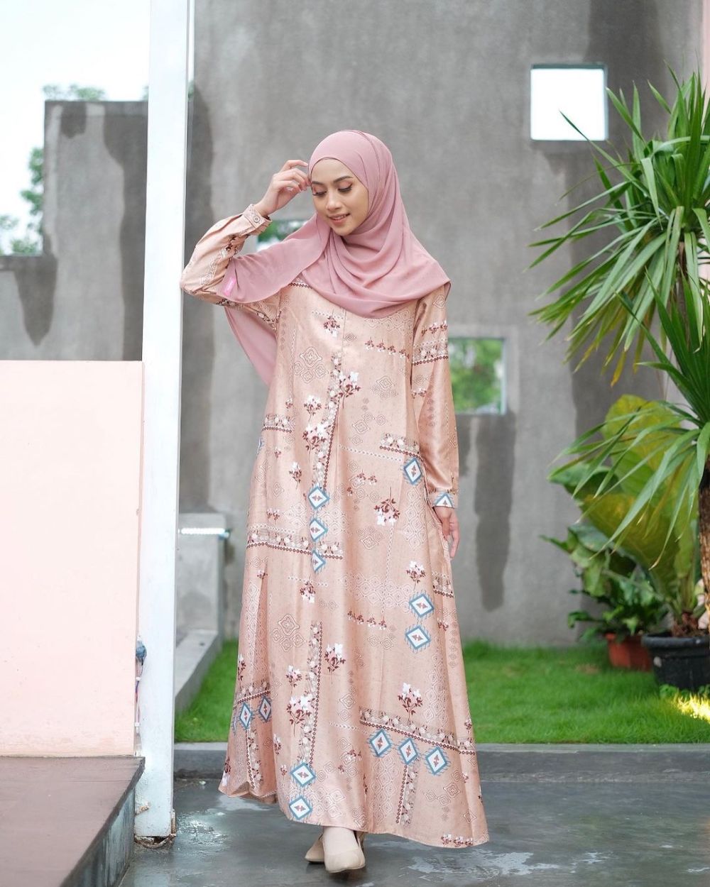 10 Mix and Match Style Hijab dengan Outfit Dress ala Cindy Julia