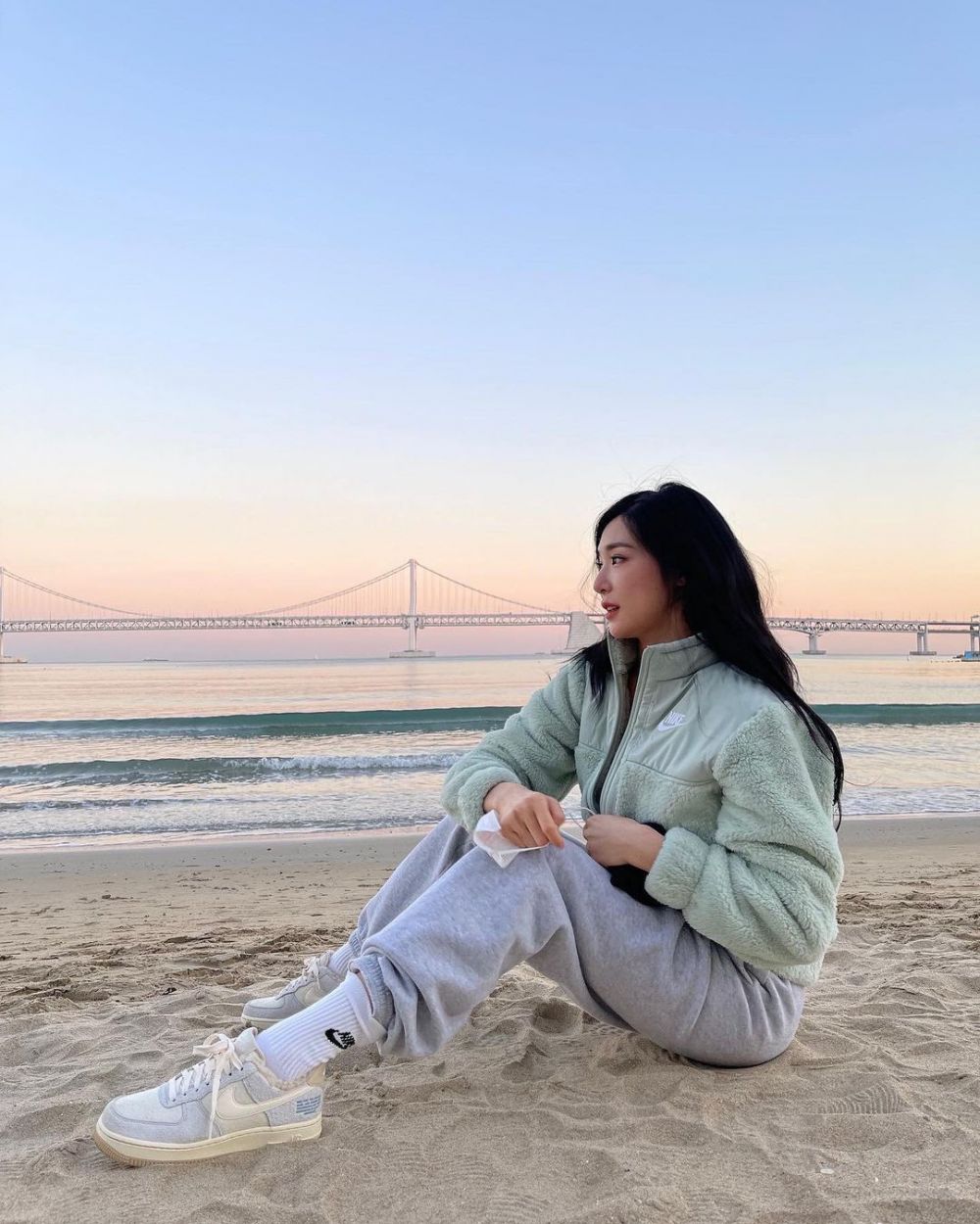 10 Ide OOTD Tiffany Young, Bisa untuk Hangout Hingga Kuliah