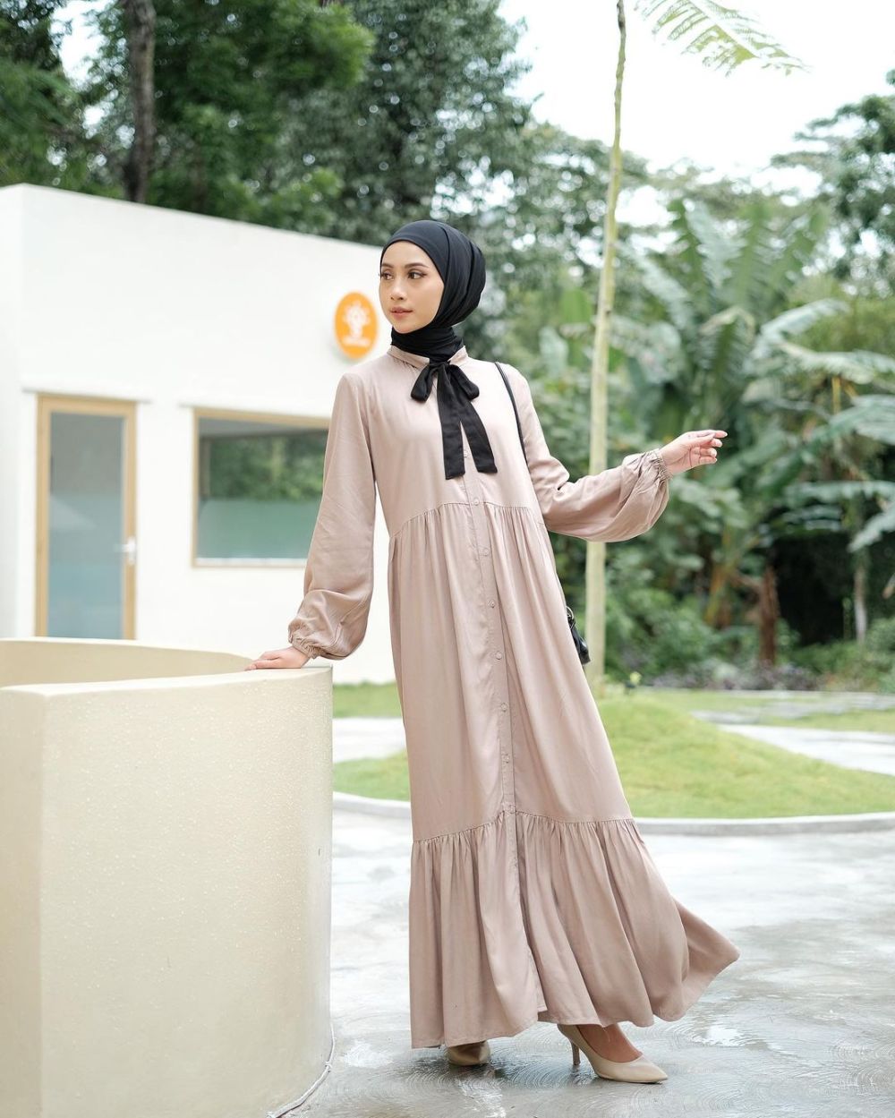 10 Mix and Match Style Hijab dengan Outfit Dress ala Cindy Julia