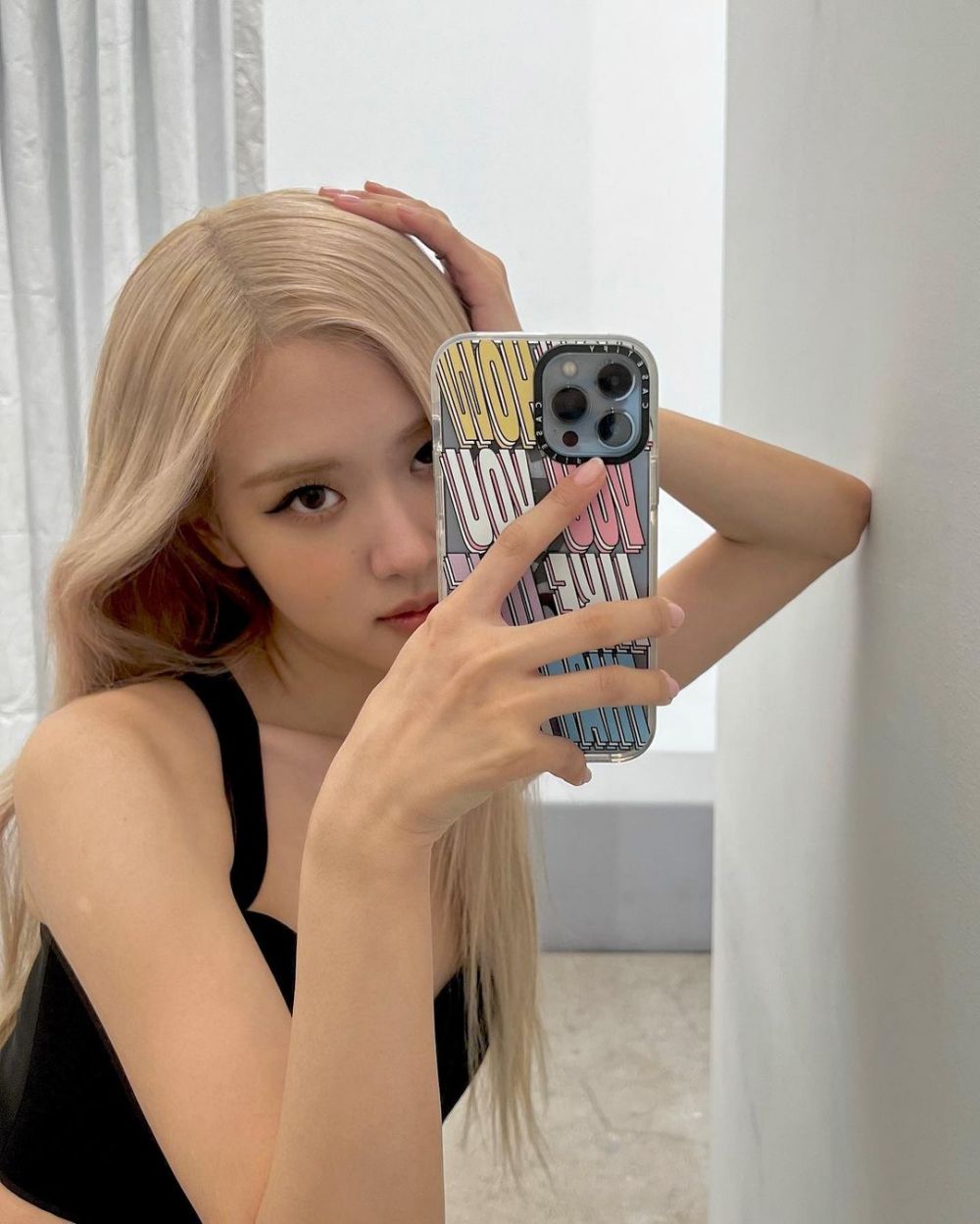 10 Ide Pose Mirror Selfie Kece ala Rose Blackpink, Gampang Ditiru!