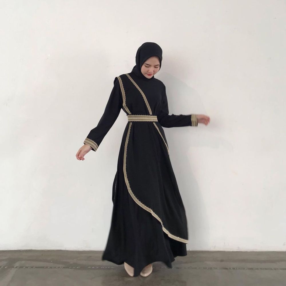 10 Inspirasi OOTD Hijab Dress ala Intan Ghazella, Gayanya Girly Abis!
