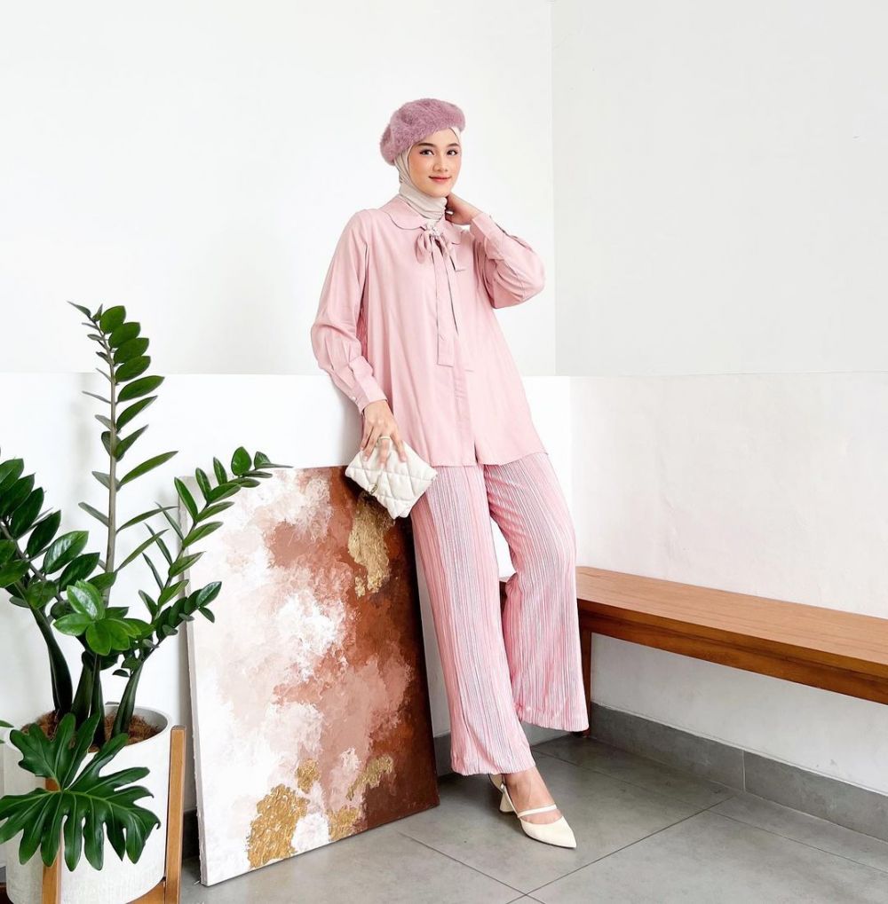 9 Ide OOTD Pastel Colorful Ala Rania Sukandari, Tambah Percaya Diri!