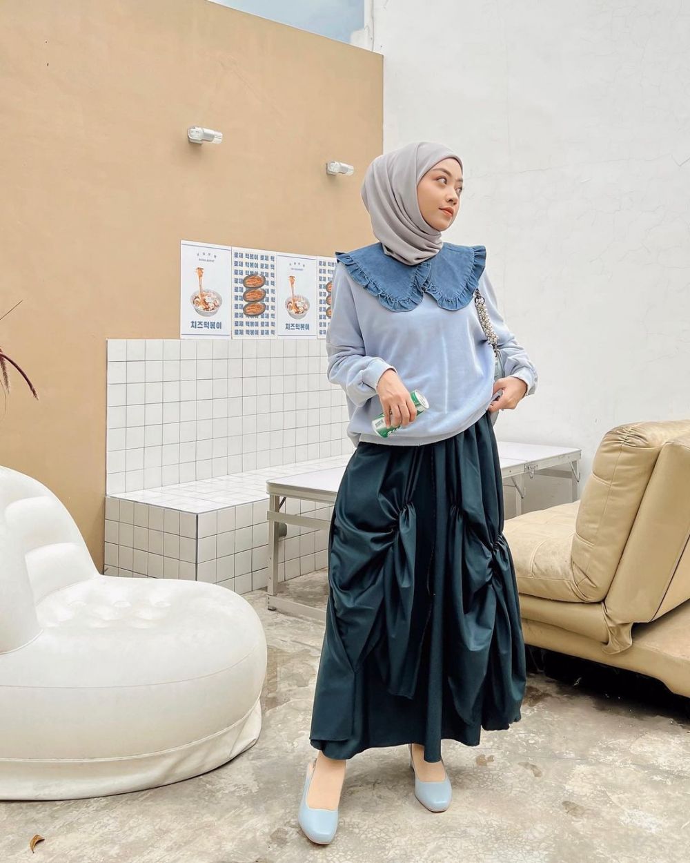 10 Ide OOTD Nuansa Biru ala Meirani Amalia, Eye Catching Banget!