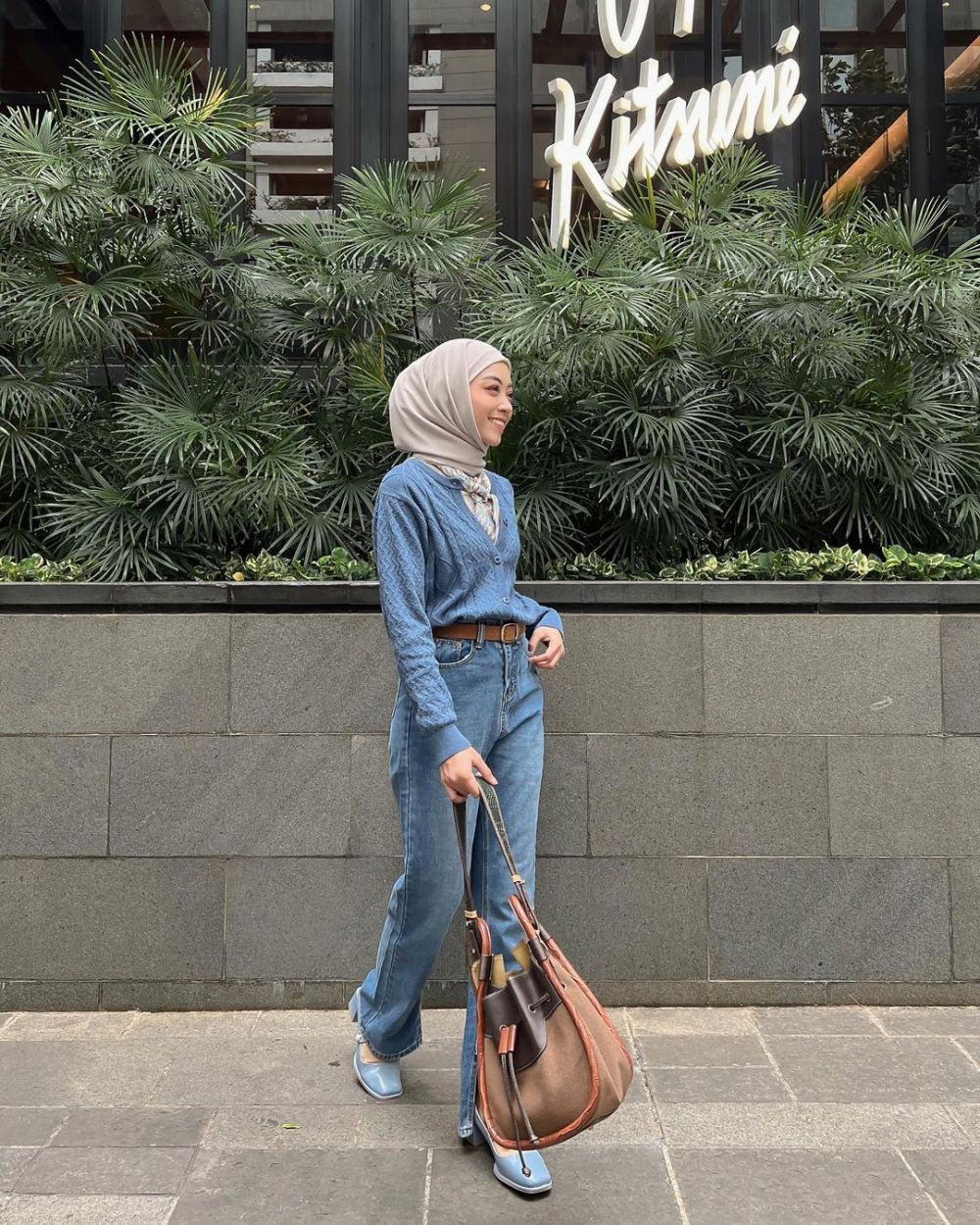 10 Ide OOTD Nuansa Biru ala Meirani Amalia, Eye Catching Banget!