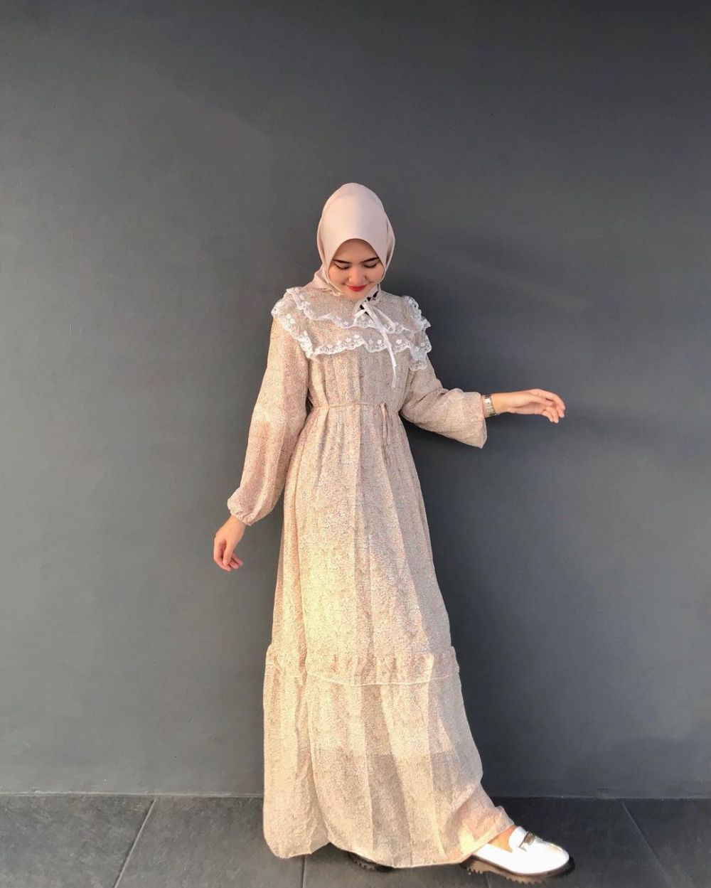 10 Inspirasi OOTD Hijab Dress ala Intan Ghazella, Gayanya Girly Abis!