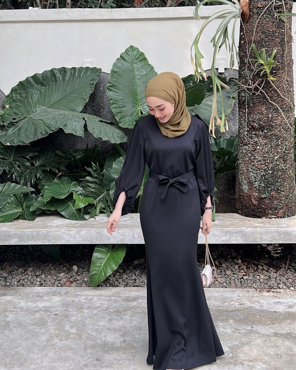 9 Gaya OOTD Hijab Cewek Mamba Ala Sinta Sri Antan, Menawan!