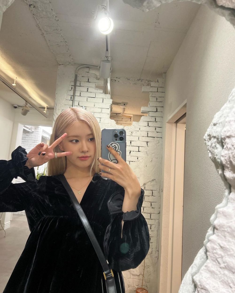 10 Ide Pose Mirror Selfie Kece ala Rose Blackpink, Gampang Ditiru!