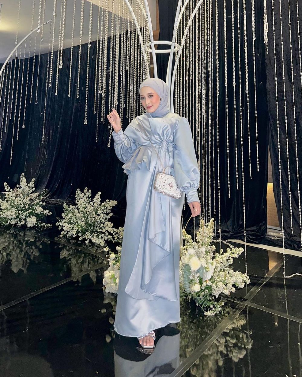 9 Style Kondangan dengan Dress ala Seviqe Febinita untuk Hijabers