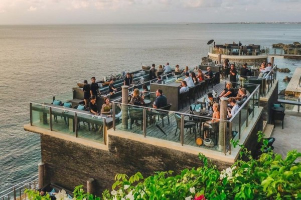 9 Potret Rock Bar Bali, Tempat Makan Outdoor di Pinggir Laut