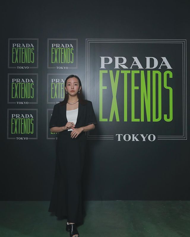 9 Ide Outfit Warna Monokrom ala Tomomi Itano Eks AKB48, Elegan Semua!