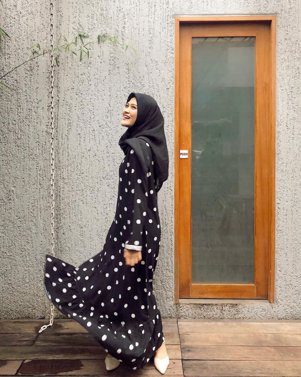 9 Mix and Match Outfit Hijab Nuansa Hitam ala Henny Rahman, Stylish! 