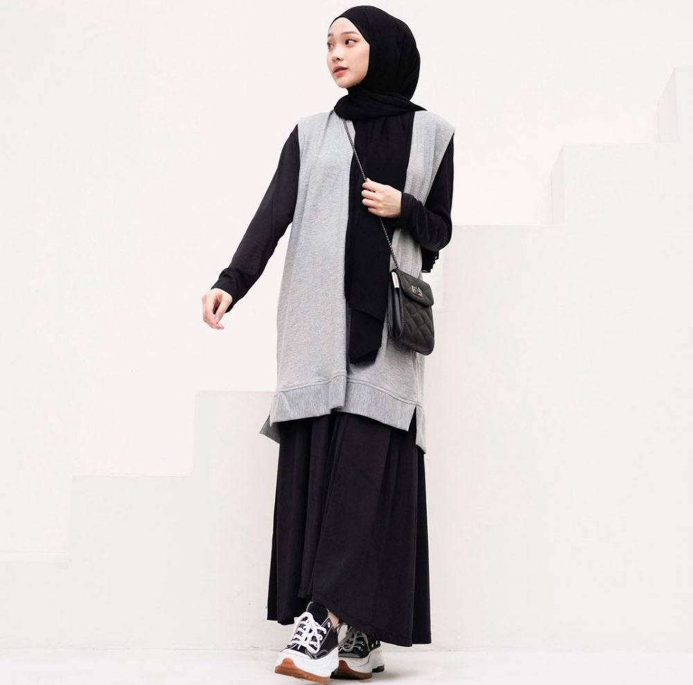 9 Ide Outfit Hijab Nuansa Hitam ala Julia Prastini, Simpel dan Modis 
