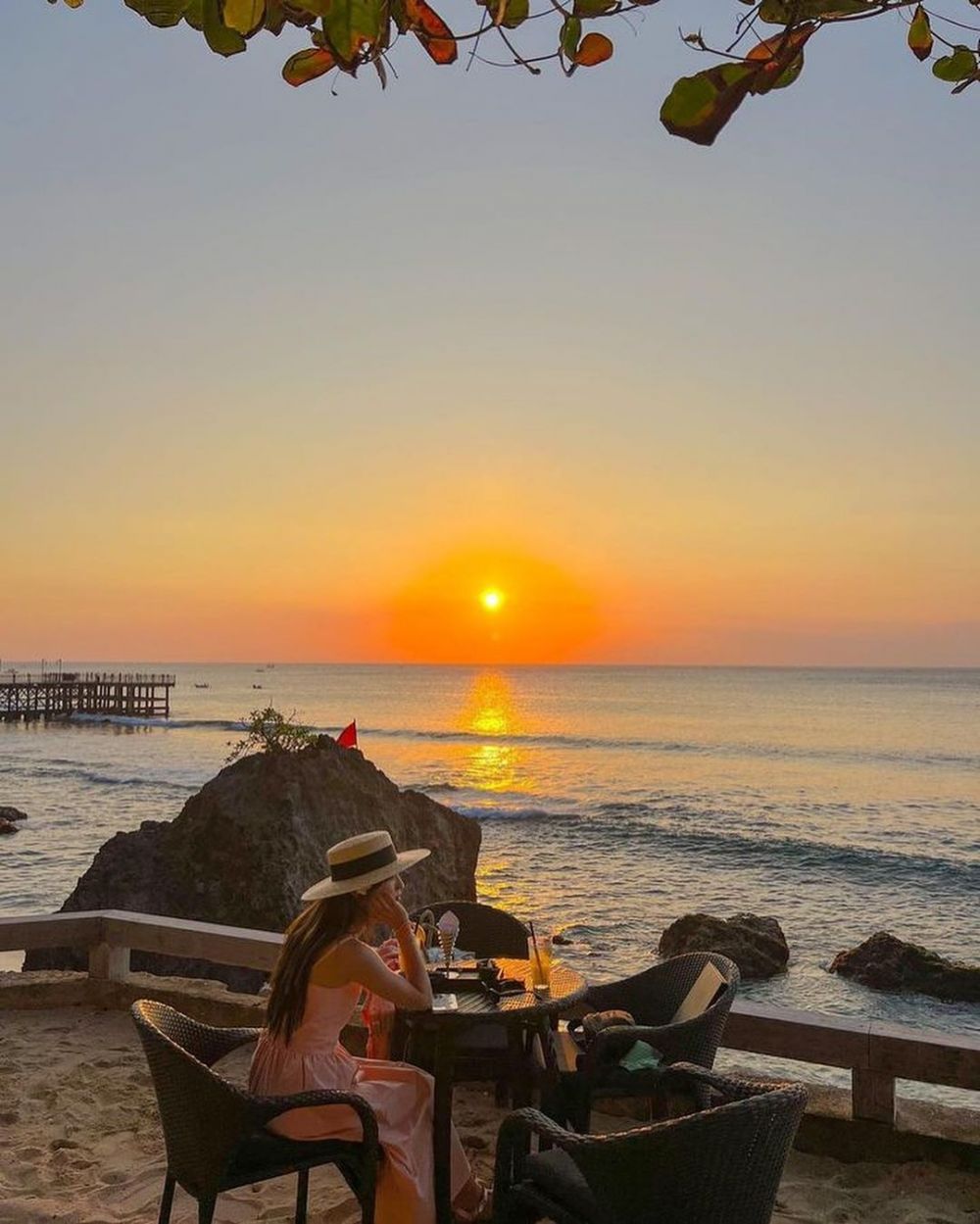 9 Potret Rock Bar Bali, Tempat Makan Outdoor di Pinggir Laut