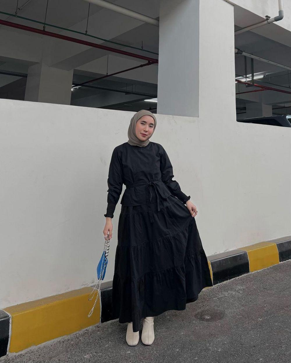 9 Inspirasi Outfit Hitam ala Selebgram Eka Maulina, Misterius!