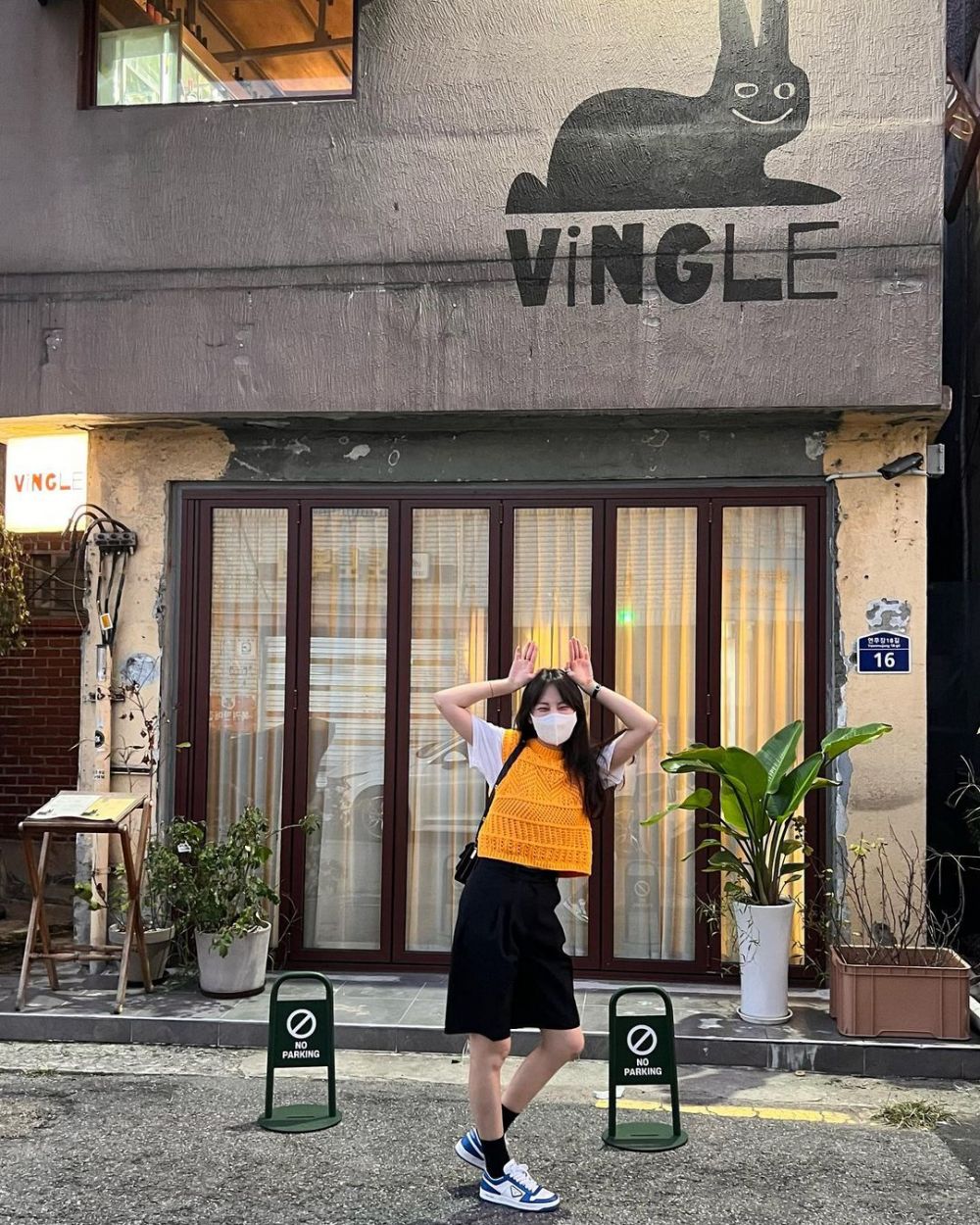 12 Ide Outfit Buat Hangout ala Ahn So Hee, Super Stylish dan Comfy