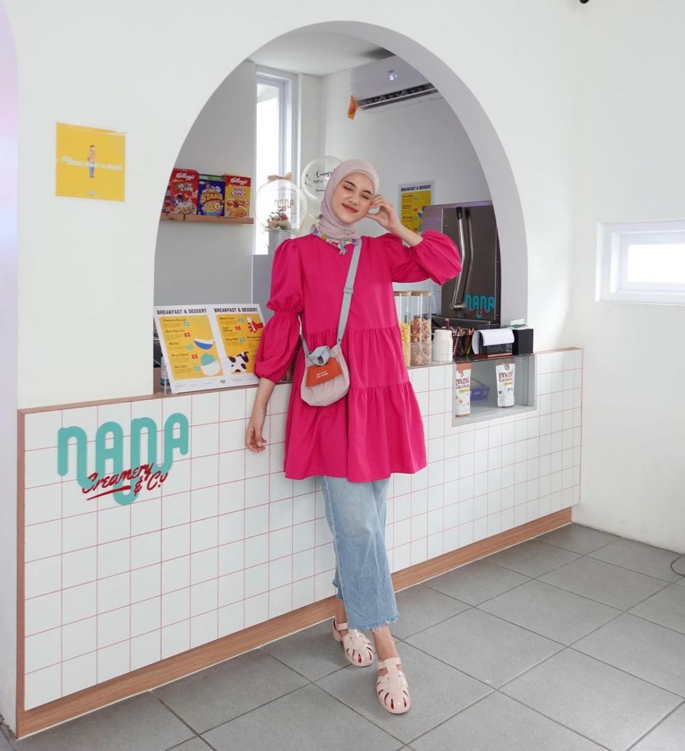 9 Ide OOTD Pastel Colorful Ala Rania Sukandari, Tambah Percaya Diri!