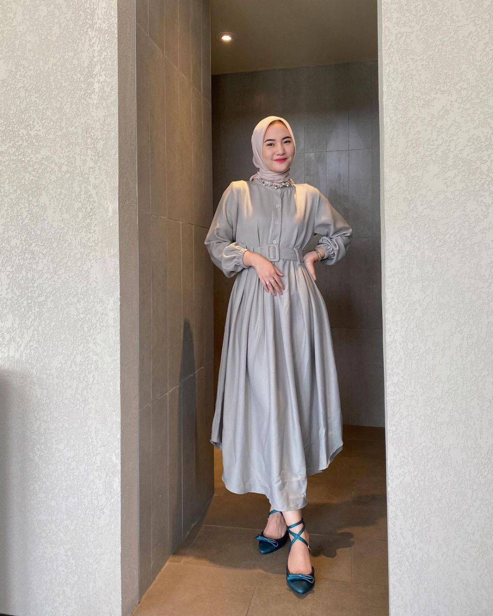 10 Inspirasi OOTD Hijab Dress ala Intan Ghazella, Gayanya Girly Abis!