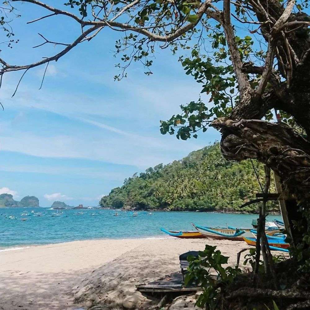 Potret Pantai Ngampiran Trenggalek