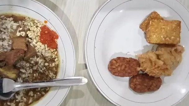 10 Tempat Makan Rawon di Malang, Kuahnya Juara! 