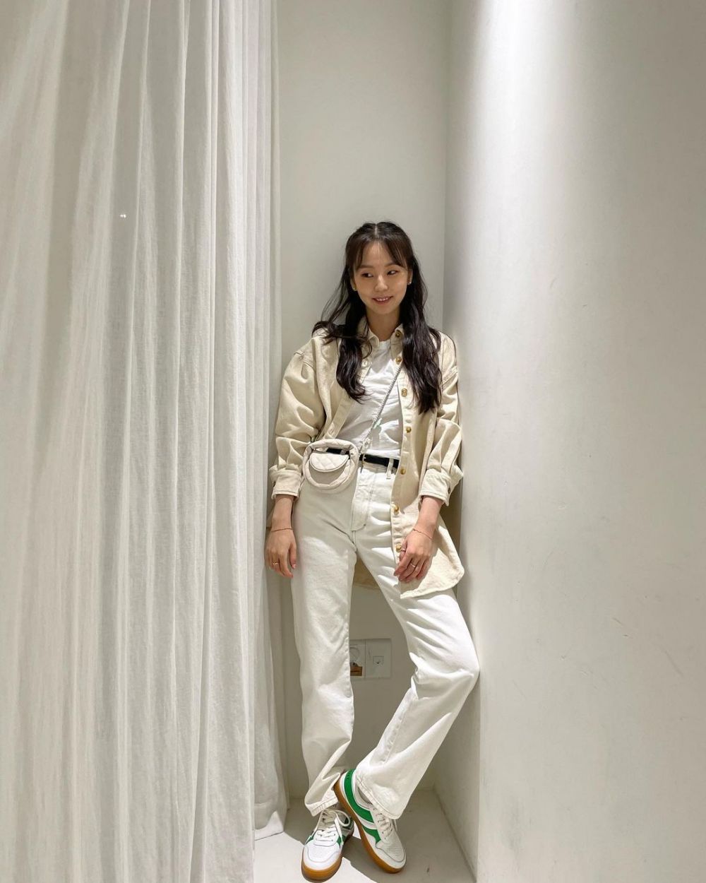 12 Ide Outfit Buat Hangout ala Ahn So Hee, Super Stylish dan Comfy