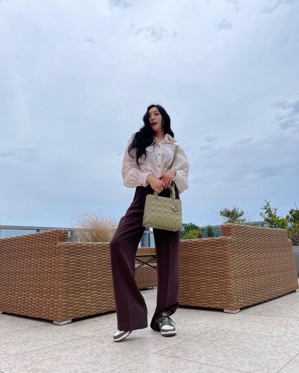 10 Ide OOTD Tiffany Young, Bisa untuk Hangout Hingga Kuliah