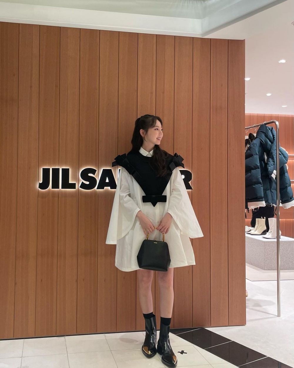 12 Ide Outfit Buat Hangout ala Ahn So Hee, Super Stylish dan Comfy