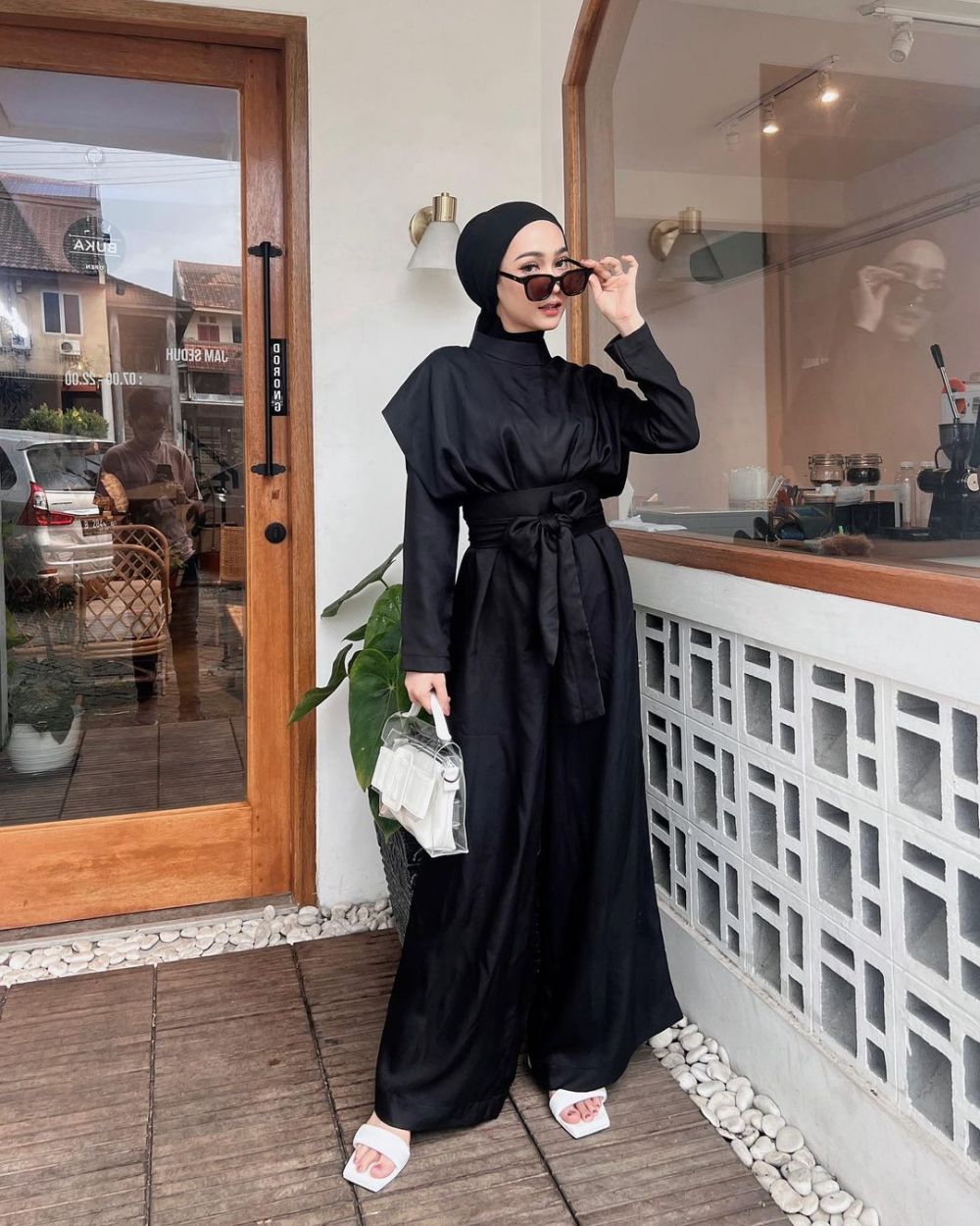 9 Gaya OOTD Hijab Cewek Mamba Ala Sinta Sri Antan, Menawan!