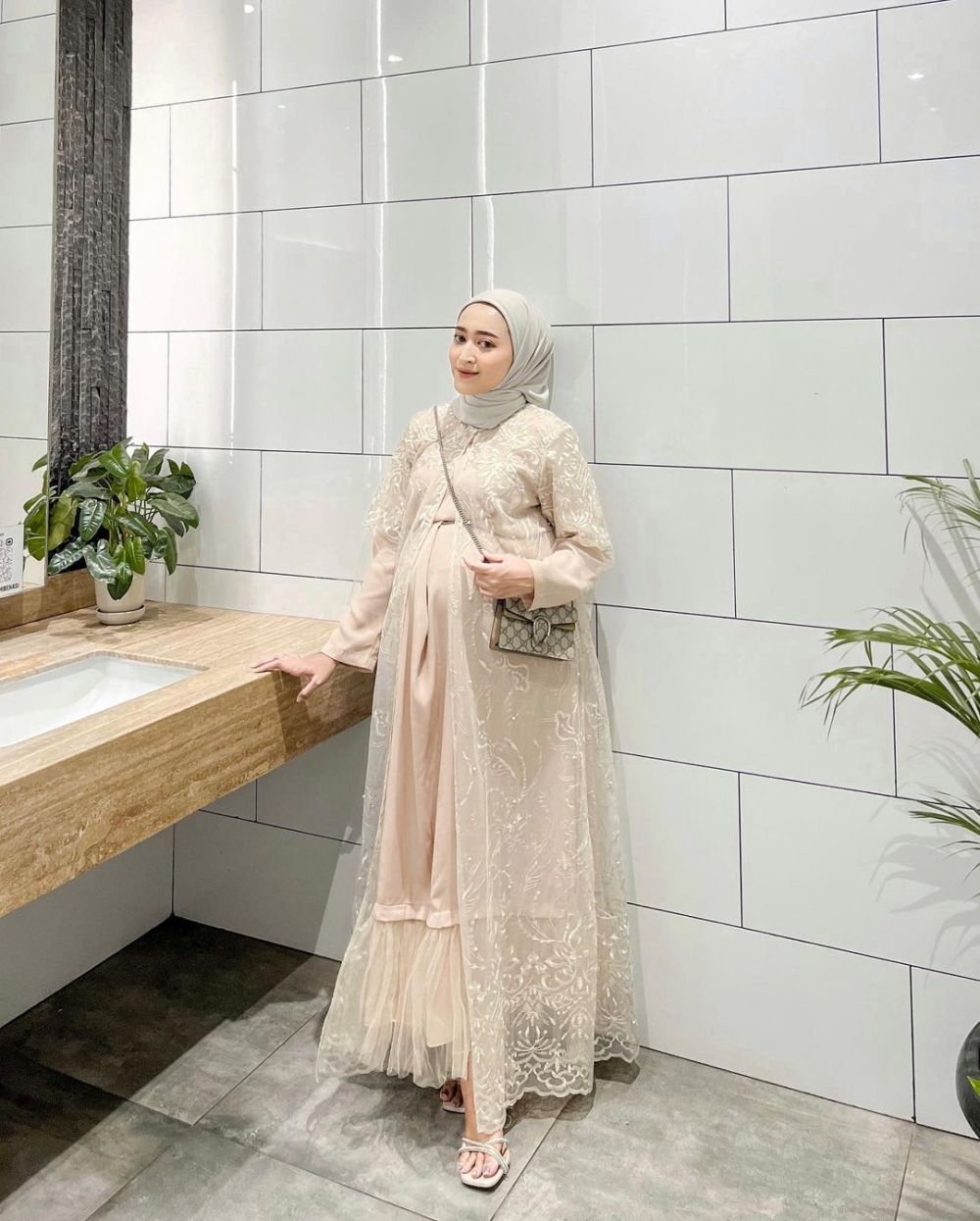 9 Style Kondangan dengan Dress ala Seviqe Febinita untuk Hijabers