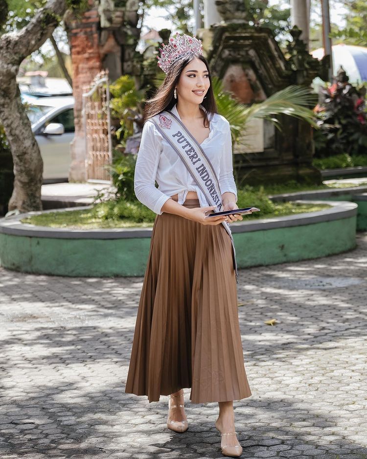9 Outfit Kondangan ala Laksmi Miss Universe Indonesia, Stunning!